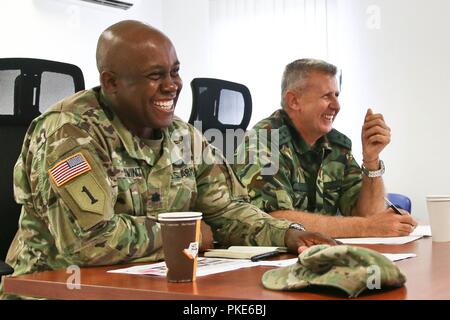 Le Lieutenant-colonel de l'armée américaine Kelvin Swint, commandant du 2e Bataillon, 5e régiment de cavalerie, 1st Armored Brigade Combat Team, 1re Division de cavalerie, et le Colonel Margarit bulgare Mihaylov, sous-chef d'état-major des forces terrestres, participer à une conférence de formation bilatérale de l'avenir du plan de formation au cours des exercices combinés, Novo Selo, Bulgarie, le 26 juillet 2018. Cette conférence est à l'appui de la résolution de l'Atlantique, un exercice d'entraînement durables entre l'OTAN et des Forces américaines. Banque D'Images