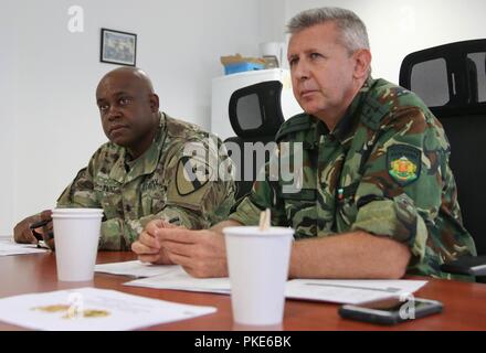 Le Lieutenant-colonel de l'armée américaine Kelvin Swint, commandant du 2e Bataillon, 5e régiment de cavalerie, 1st Armored Brigade Combat Team, 1re Division de cavalerie, et le Colonel Margarit bulgare Mihaylov, sous-chef d'état-major des forces terrestres, participer à une conférence de formation bilatérale de l'avenir du plan de formation au cours des exercices combinés, Novo Selo, Bulgarie, le 26 juillet 2018. Cette conférence est à l'appui de la résolution de l'Atlantique, un exercice d'entraînement durables entre l'OTAN et des Forces américaines. Banque D'Images