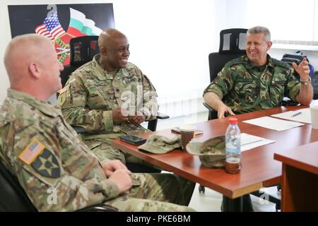 Le colonel de l'armée américaine Wilson Rutherford, commandant de la 1st Armored Brigade Combat Team, 1re Division de cavalerie, à gauche, le Lieutenant-colonel de l'armée américaine Kelvin Swint, commandant du 2e Bataillon, 5e régiment de cavalerie, 1st Armored Brigade Combat Team, 1re Division de cavalerie, centre, et le Colonel Margarit bulgare Mihaylov, sous-chef d'état-major des forces terrestres, droite, discuter et planifier de futurs exercices de formation combiné au cours d'une conférence de formation bilatérale Novo Selo, Domaine de formation, la Bulgarie, le 26 juillet 2018. Cette conférence est à l'appui de la résolution de l'Atlantique, un exercice d'entraînement durables entre l'OTAN et des Forces américaines. Banque D'Images