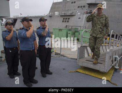 SAN DIEGO (Juillet 26, 2018) Arrière Adm. Dave Welch, commandant de la Task Force 177, Naval Surface et Centre de développement de la guerre des mines (SMWDC), s'effectue à bord de la Marine royale du navire de défense côtière NCSM Yellowknife (706 mm) au cours de l'exercice Rim of the Pacific (RIMPAC), le 26 juillet. Vingt-cinq nations, 46 navires, 5 sous-marins, environ 200 avions et 25 000 personnes participent à l'EXERCICE RIMPAC du 27 juin au 2 août dans et autour des îles Hawaï et la Californie du Sud. Le plus grand exercice maritime international RIMPAC, fournit une formation unique tout en favorisant une Banque D'Images