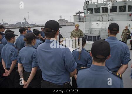 SAN DIEGO (Juillet 26, 2018) Arrière Adm. Dave Welch, commandant de la Task Force 177, Naval Surface et Centre de développement de la guerre des mines (SMWDC), adresses des marins affectés à la Marine royale du navire de défense côtière NCSM Yellowknife (706 mm) au cours de l'exercice Rim of the Pacific (RIMPAC), le 26 juillet. Vingt-cinq nations, 46 navires, 5 sous-marins, environ 200 avions et 25 000 personnes participent à l'EXERCICE RIMPAC du 27 juin au 2 août dans et autour des îles Hawaï et la Californie du Sud. Le plus grand exercice maritime international RIMPAC, fournit une formation unique whi Banque D'Images