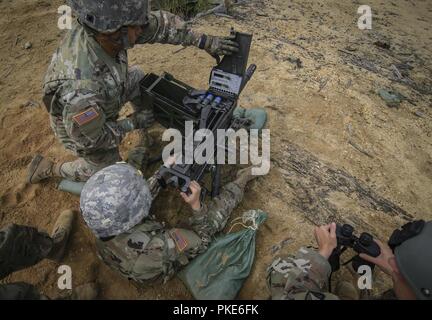 Les soldats de l'Armée américaine du New Jersey de la Garde nationale d'entreprise, 1er Bataillon, 114e Régiment d'infanterie, effacer un lance-grenade Mk 19 au cours de la formation sur Joint Base McGuire-Dix-Lakehurst, N.J., le 26 juillet 2018. Banque D'Images