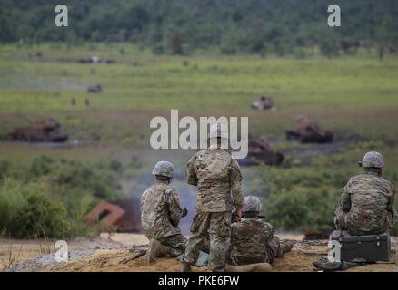 Les soldats de l'Armée américaine du New Jersey de la Garde nationale d'entreprise, 1er Bataillon, 114e Régiment d'infanterie, le feu d'un lance-grenade Mk 19 au cours de la formation sur Joint Base McGuire-Dix-Lakehurst, N.J., le 26 juillet 2018. Banque D'Images