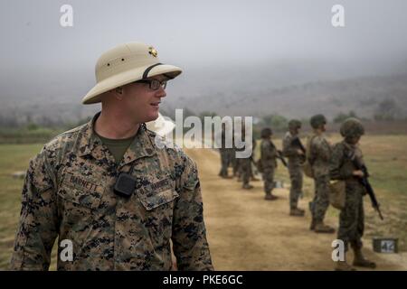 Le sergent du Corps des Marines des États-Unis. Winston Barnet, bloc sous-officier, l'Administration centrale et du Corps des Marines, Bataillon de soutien de l'Ouest observe les installations marines sur la ligne de tir à Wilcox, gamme Marine Corps Base Camp Pendleton, en Californie, le 26 juillet 2018. Un bloc sous-officier est tenu de superviser tous les aspects de la formation au sein de son bloc affecté d'objectifs, d'appliquer les règlements de sécurité et de gamme, et autorise des alibis au besoin. Banque D'Images