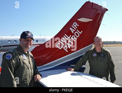 Oregon Civil Air Patrol, 1er pilote Le Lieutenant Chris Taylor (à gauche) et l'observateur de la mission que le lieutenant-colonel Nick Ham, posent pour une photo avec un Cessna 182 Skylane ils ont volé à l'appui d'une alerte de contrôle aérospatial CrossTell vivent de vol d'entraînement le 26 juillet 2018 à Portland, Oregon, l'exercice d'entraînement de la Garde nationale aérienne donne des ailes, Patrouille de l'aviation civile, et de la Garde côtière américaine d'unités d'interception aérienne une occasion de parfaire leurs compétences de niveau tactique avec des procédures d'interception. Banque D'Images