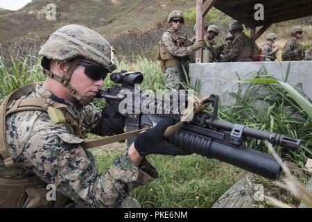 Le Corps des Marines des États-Unis. Caleb Hamrick, un carabinier avec Lima compagnie, 3e Bataillon, 3e Régiment de Marines, III Marine Expeditionary Force, vise vers le bas, avec son lance-grenades M203 avant une agression de l'équipe d'incendie au centre de formation de la plage de la baie de Kaneohe, Marine Corps Base New York, le 26 juillet 2018. Riflemen utilisé leurs systèmes d'armes individuelles telles que le lance-grenades M203, M72 Arme antichar légers (LOI), M4A1 et le fusil d'assaut M27 Fusil automatique d'infanterie pour mener une agression de l'équipe d'incendie. Marines avec l'Inde, Kilo et limousine montréal ont travaillé ensemble pour améliorer leur communication, Banque D'Images