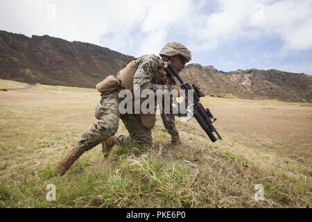 Le Corps des Marines des États-Unis. Cameron Davidson, un carabinier avec la compagnie Kilo, 3e Bataillon, 3e Régiment de Marines, III Marine Expeditionary Force, se prépare à buddy rush lors d'une agression de l'équipe d'incendie au centre de formation de la plage de la baie de Kaneohe, Marine Corps Base New York, le 26 juillet 2018. Riflemen utilisé leurs systèmes d'armes individuelles telles que le lance-grenades M203, M72 Arme antichar légers (LOI), M4A1 et le fusil d'assaut M27 Fusil automatique d'infanterie pour mener une agression de l'équipe d'incendie. Marines avec l'Inde, Kilo et limousine montréal ont travaillé ensemble pour améliorer leur communication, leadership et lethalit Banque D'Images