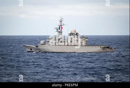 Océan Pacifique (Juillet 26, 2018) - La frégate de la marine française FS Prairial (F731) les transits de l'Océan Pacifique tandis que sont en cours durant l'exercice Rim of the Pacific (RIMPAC), le 26 juillet. Vingt-cinq nations, 46 navires, 5 sous-marins, et d'environ 200 avions et 25 000 personnes participent à l'EXERCICE RIMPAC du 27 juin au 2 août dans et autour des îles Hawaï et la Californie du Sud. Le plus grand exercice maritime international RIMPAC, fournit une formation unique alors que la promotion et le soutien de relations de coopération entre les participants essentiels pour assurer la sécurité des voies maritimes et se Banque D'Images