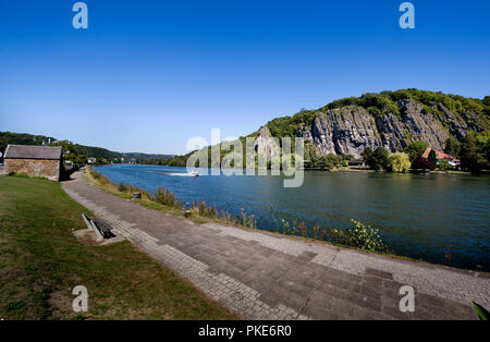 La Promenade de Meuse, le long de la Meuse et les rochers du Néviau à Wepion, au sud de Namur (Belgique, 05/09/2013) Banque D'Images