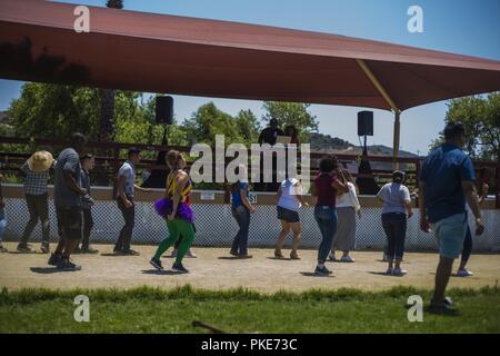 Les Marines américains et les marins avec le 1er Bataillon d'approvisionnement, lutter contre le régiment logistique 15, 1er Groupe Logistique Maritime, profiter d'un concours de danse avec leurs familles durant une journée familiale à Camp Pendleton, Californie, le 26 juillet 2018. La journée familiale est un événement gratuit où organisé par l'unité avec l'aide de Marine Corps des Services communautaires. Banque D'Images