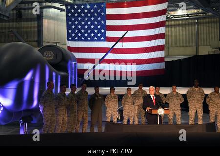 Vice-président des États-Unis Michael Pence se trouve en face d'aviateurs pour donner un discours pour les guerriers de l'Amérique du 25 juillet 2018, sur la base aérienne de Grand Forks, Dakota du Nord. Le vice-président a remercié les hommes et femmes de Grand Forks AFB pour travailler avec diligence afin de soutenir les services de renseignement, de surveillance et de reconnaissance du RQ-4 Global Hawk, en plus de maintenir les opérations de base non-stop. Banque D'Images