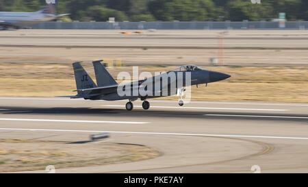 F-15Cs du 122e Escadron de chasse de la 159e Escadre de chasse, Naval Air Station Joint Reserve Base New Orleans, Louisiane, décoller de Gowen Field, Boise, Idaho le 27 juillet 2018. Le 122SF était à Boise pour effectuer l'entraînement au combat aérien différents avec le 190e Escadron de chasse A-10 Thunderbolt de l'IIs. Banque D'Images
