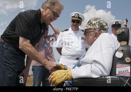 FARGO, N.D. (27 juillet 2018) Le maire de Fargo, le Dr Tim Mahoney, accueille Lee Fields, un vétéran de l'US Air Force, au cours de l'Escadron de démonstration en vol de la Marine américaine, la démonstration pratique, les Blue Angels de la Marine américaine au cours de l'Escadron de démonstration en vol, la démonstration pratique, les Blue Angels de la Marine au cours de Fargo Semaine. Le Bureau de la marine de l'approche communautaire utilise le programme de la Semaine de la Marine d'apporter de l'équipement, marins et affiche à environ 14 villes américaines chaque année pour une semaine de calendrier des missions de sensibilisation conçu pour les Américains à l'expérience de première main comment la Marine américaine est la na Banque D'Images