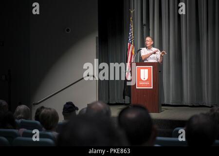 KEYPORT, Washington (28 juillet 2018) a pris sa retraite de la Marine américaine Le Lieutenant Cmdr. Patrick O'Brien, ancien officier responsable du véhicule de sauvetage de submersion profonde DSRV Mystic (1), prononce une allocution lors d'une réunion à l'DSRV Keyport U.S. Naval Undersea Museum. La U.S. Naval Undersea Museum s'efforce d'établir un lien entre les anciens combattants et les marins en service actif, et l'audience nationale avec l'histoire, la technologie, et les opérations de la guerre sous-marine. Banque D'Images