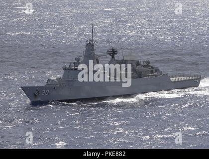 Océan Pacifique (27 juillet 2018) La frégate de la marine royale malaisienne KD Lekiu (FFG 30) les transits de l'océan Pacifique au cours de l'exercice Rim of the Pacific (RIMPAC), le 27 juillet. Vingt-cinq nations, 46 navires, 5 sous-marins, environ 200 avions et 25 000 personnes participent à l'EXERCICE RIMPAC du 27 juin au 2 août dans et autour des îles Hawaï et la Californie du Sud. Le plus grand exercice maritime international RIMPAC, fournit une formation unique alors que la promotion et le soutien de relations de coopération entre les participants essentiels pour assurer la sécurité des voies maritimes et la sécurité o Banque D'Images