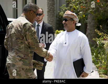 Le lieutenant général de l'ARMÉE AMÉRICAINE Michael X. Garrett, de l'armée américaine, commandant Central accueille le brig. Le général Salim Al-Salimi, premier officier de liaison pour le Secrétaire Général du Ministre de la Défense, Oman, avant une séance d'information dans Duqm, Oman, 25 juillet 2018. Le lieutenant général Garrett visité avec à l'appui de partenaires omanais USARCENT durable de la coopération dans la région. Banque D'Images