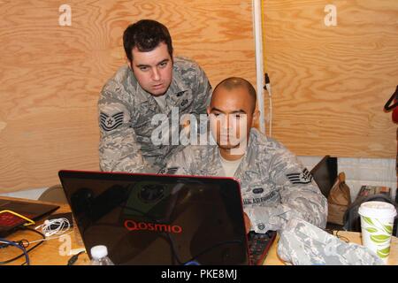 U.S. Air Force Tech Sgt. Matthieu LeMaire et le sergent. Marlon Ramos de la California Air National Guard Base aérienne du 195e de l'information fournissent des renseignements de l'Escadre le 28 juillet à la Californie Département des forêts et la protection contre les incendies (CAL FIRE) au cours de l'incendie de Carr dans le comté de Shasta, en Californie. Les aviateurs daily produisent des données CAL FIRE utilise pour combattre le grave incendie qui a détruit 500 structures dans moins d'une semaine. Banque D'Images