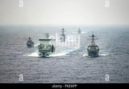 Océan Pacifique (Juillet 29, 2018) - Navires de différents pays se préparent à effectuer une opération de ravitaillement en mer avec la Marine royale canadienne, le MV d'Astérix en cours tout en participant à l'exercice Rim of the Pacific (RIMPAC). Vingt-cinq nations, 46 navires, 5 sous-marins, environ 200 avions et 25 000 personnes participent à l'EXERCICE RIMPAC du 27 juin au 2 août dans et autour des îles Hawaï et la Californie du Sud. Le plus grand exercice maritime international RIMPAC, fournit une formation unique alors que la promotion et le soutien de relations de coopération entre les participan Banque D'Images