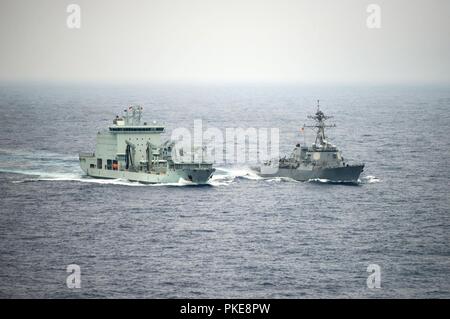 Océan Pacifique (Juillet 29, 2018) - l'approvisionnement de la Marine royale canadienne, le MV Astérix et les missiles USS Dewey (DDG 105) conduite d'un ravitaillement en mer en cours tout en participant à l'exercice Rim of the Pacific (RIMPAC). Vingt-cinq nations, 46 navires, 5 sous-marins, environ 200 avions et 25 000 personnes participent à l'EXERCICE RIMPAC du 27 juin au 2 août dans et autour des îles Hawaï et la Californie du Sud. Le plus grand exercice maritime international RIMPAC, fournit une formation unique alors que la promotion et le soutien de relations de coopération entre les Banque D'Images