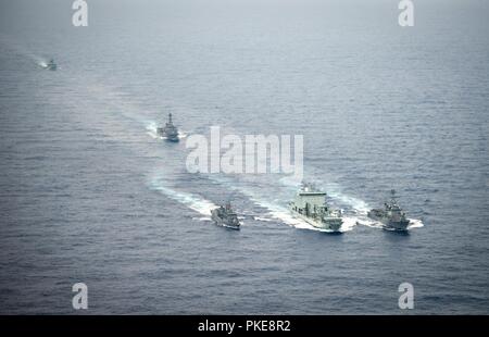 Océan Pacifique (Juillet 29, 2018) - Navires de différents pays se préparent à effectuer une opération de ravitaillement en mer avec la Marine royale canadienne, le MV d'Astérix en cours tout en participant à l'exercice Rim of the Pacific (RIMPAC), le 29 juillet. Vingt-cinq nations, 46 navires, 5 sous-marins, environ 200 avions et 25 000 personnes participent à l'EXERCICE RIMPAC du 27 juin au 2 août dans et autour des îles Hawaï et la Californie du Sud. Le plus grand exercice maritime international RIMPAC, fournit une formation unique alors que la promotion et le soutien de relations de coopération entre les p Banque D'Images