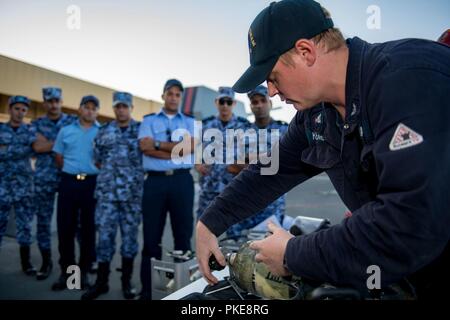 SAFAGA, Egypte (28 juillet 2018) Dommage Controlman 3 Classe Andrew Klement explique un appareil à l'unité de marins de pays participants d'exercice Eagle Salute 18 au cours d'une démonstration de lutte contre les avaries à bord du destroyer lance-missiles USS Jason Dunham (DDG 109). Salut Eagle 18 est un exercice de la surface avec la Force navale égyptienne menée pour améliorer l'interopérabilité et l'état de préparation au combat, fortifier les relations militaires et de faire progresser les capacités opérationnelles de l'ensemble des unités participantes. Jason Dunham est déployé sur le 5e flotte américaine zone d'exploitation Banque D'Images