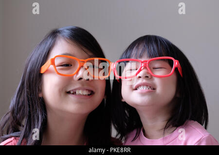 Deux petites soeurs avec de grandes lunettes Banque D'Images