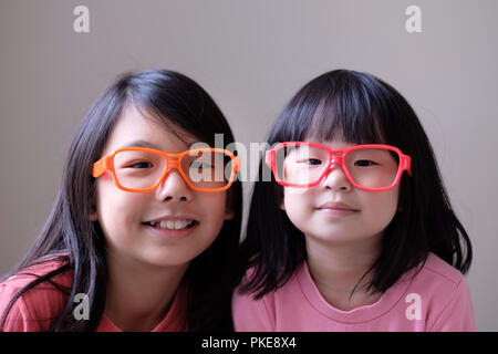 Deux petites soeurs avec de grandes lunettes Banque D'Images