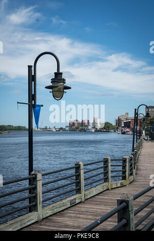 Promenade le long de la rivière Banque D'Images