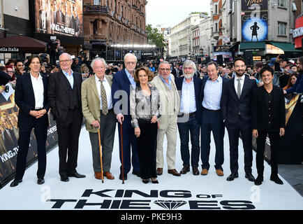 De gauche à droite, James Marsh, Jim Broadbent, Michael Gambon, Sir Michael Caine, Francesca Annis, Ray Winstone, Sir Tom Courtenay, Paul Whitehouse, Charlie Cox et Jamie Cullum arrivant pour le Roi des voleurs Première mondiale tenue à vue West End, Leicester Square, Londres. Banque D'Images