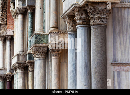 Colonnes de marbre de la Basilique Saint Marc, Venise, Italie Banque D'Images