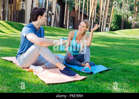 Beau couple heureux joyeux profitant de leur pause Banque D'Images
