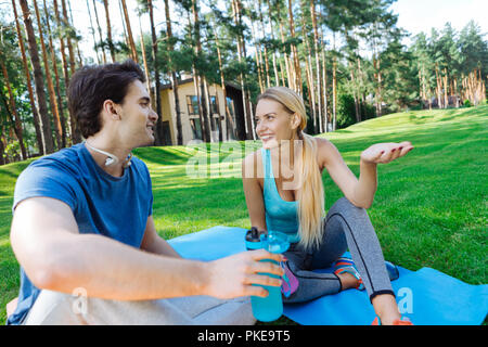 Heureux les gens ayant une joyeuse conversation nice Banque D'Images