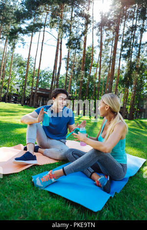 Beau jeune homme excité de parler à sa petite amie Banque D'Images