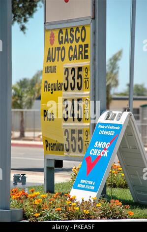 Prix de l'essence en Californie à gaz de remplissage station sont sur la plus haute dans les États-Unis et à modifier par la saison en raison d'eco fossiles Banque D'Images