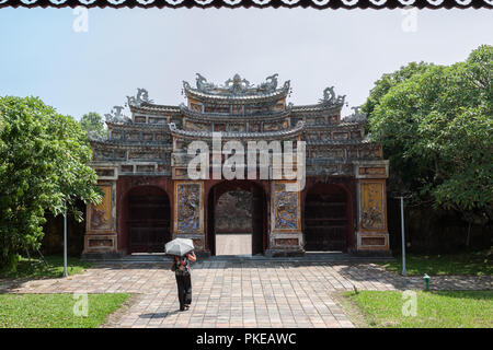 Passerelle vers le temple Thế Miếu Tổ groupe dans le coin sud-ouest de la Ville Impériale, Hue, Viet Nam. Parution du modèle Banque D'Images