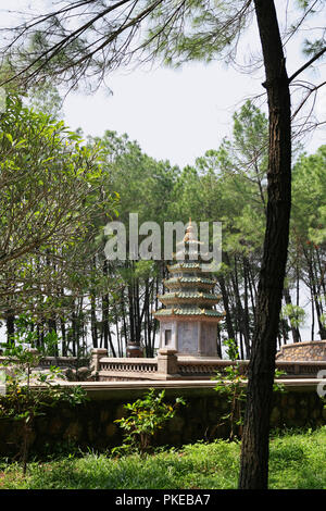 Stupa à l'arrière de la Pagode Thiên Mụ, Hue, Viet Nam Banque D'Images