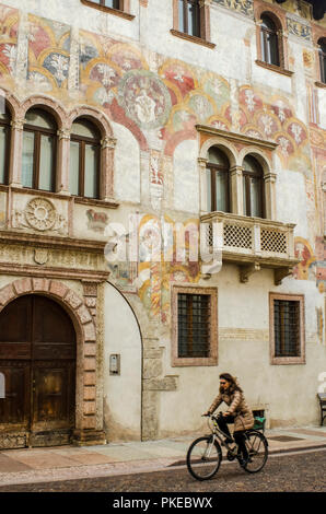 Quetta Alberti Colico Palace avec façade de fresques du 16ème siècle, et le cycliste ; Trento, Trentino, en Italie Banque D'Images