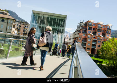 Musée d'Art Moderne et Contemporain vue d'une passerelle pour piétons ; Bolzano, Italie Banque D'Images