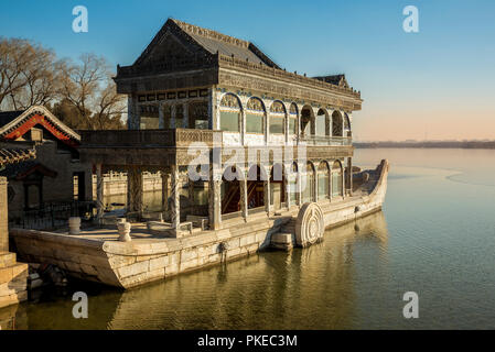 Le bateau de marbre, un pavillon au bord du lac dans le Lac de Kunming, le Palais d'été, à Beijing, Chine Banque D'Images