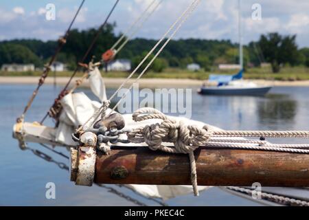 Traiter Island, Maryland, États-Unis - 2 septembre, 2018 : vue d'un bateau à voile de flèche du listao et voiles pliées dans le Deal Island Marina. Banque D'Images