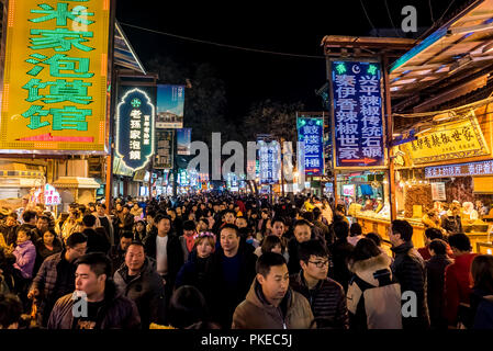 La foule au célèbre marché alimentaire dans le quartier musulman, Xian, Province du Shaanxi, Chine Banque D'Images