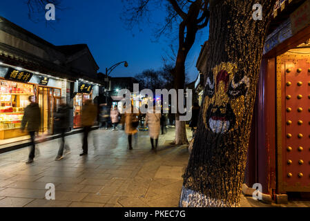 Nanluoguxiang Hutong, Dongcheng District de nuit ; Beijing, Chine Banque D'Images