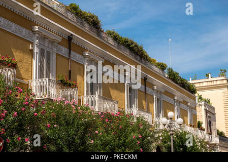 Balcon de style classique en Italie Banque D'Images