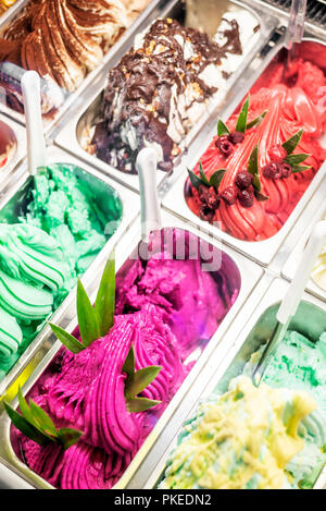 Glace italienne diverses saveurs de crème glacée dans la fenêtre d'affichage boutique moderne Banque D'Images