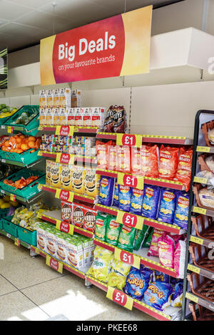 Londres Angleterre,Royaume-Uni,Grande-Bretagne,South Bank,Iceland Convenience store,snacks,chips de pommes de terre,Walters,vente,affichage,affaires,visiteurs Banque D'Images