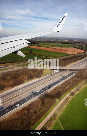 Vue depuis un vol Ryanair de la M1 comme avion est entrée en terre à l'aéroport de East Midlands, Angleterre Banque D'Images