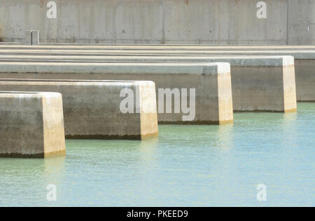 Faible niveau d'eau au réservoir du barrage déversoir du lac à Standley à Westminster Colorado Banque D'Images