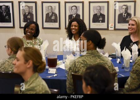 Tonya Wright, époux de Maître Chef Sgt. de l'Armée de l'air Kaleth O. Wright, au cours d'une écoute "Entre-nous" réunion à l'Officers Club sur la base aérienne de Ramstein, en Allemagne, le 26 juillet 2018. Mme Wright a rencontré le "Entre-nous" membres avant un appel à tous les soldats a donné son mari. Banque D'Images