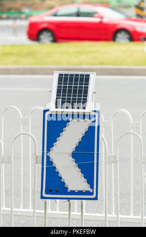 Plaque de rue avec panneau solaire pour l'éclairage Banque D'Images