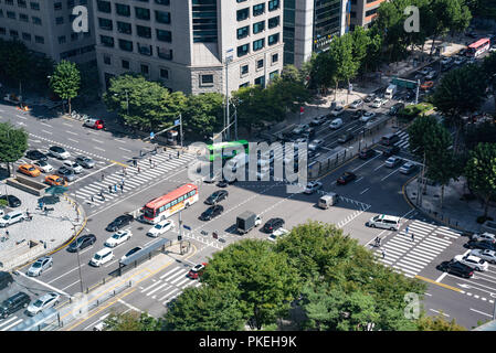 Teheran-ro à Gangnam, Seoul, Corée du Sud - Septembre 2018 : Teheran-ro à Gangnam, Seoul. Teheran-Ro est une plaque tournante d'affaires à Séoul avec de nombreux gratte-ciel Banque D'Images